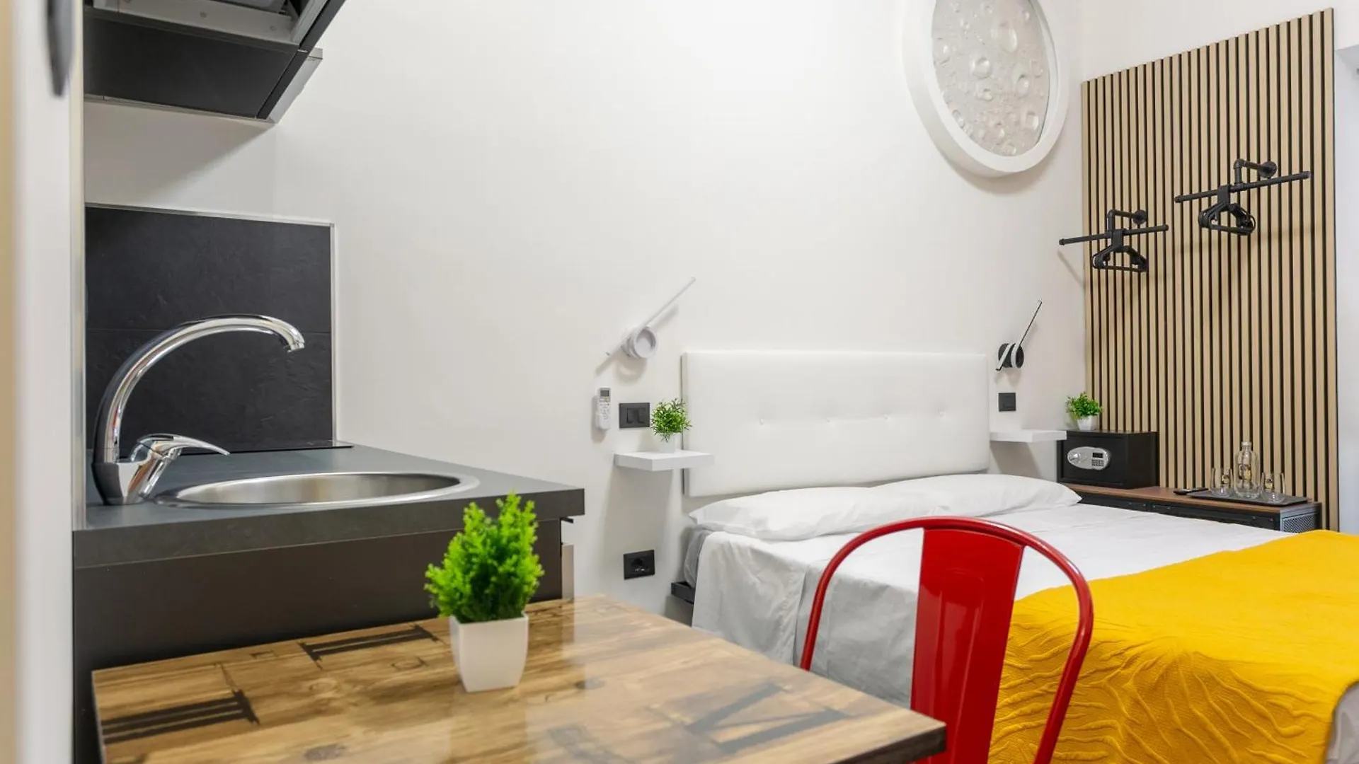 Guest house Le Regine - Home Suites - Adult Only Rome Italy